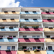 Bunte Fassade des sanierten Plattenbaukomplexes in der Beethovenstraße 4-7 in Tangermünde
