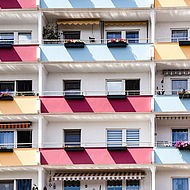 Nahaufnahme der Balkone am sanierten Plattenbaukomplex in der Beethovenstraße 4-7 in Tangermünde