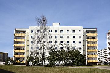 Fassadenanstrich in weiß des Wohnkomplexes in der Käthe-Kollwitz-Straße 14 in Stendal