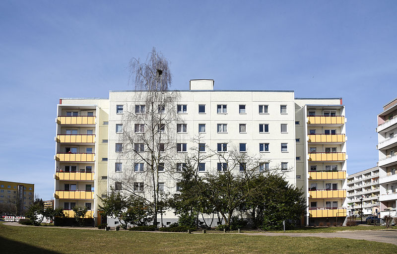 Fassadenanstrich in weiß des Wohnkomplexes in der Käthe-Kollwitz-Straße 14 in Stendal