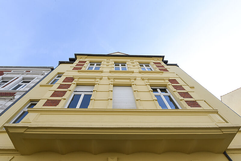 Putzausbesserung und gelber Farbanstrich eines Wohnhauses in Stendal