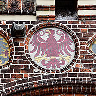 Sanierte Wappen am Neustädter Tor in Tangermünde
