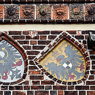 Restaurierte, denkmalgeschützte Wappen am Neustädter Tor in Tangermünde